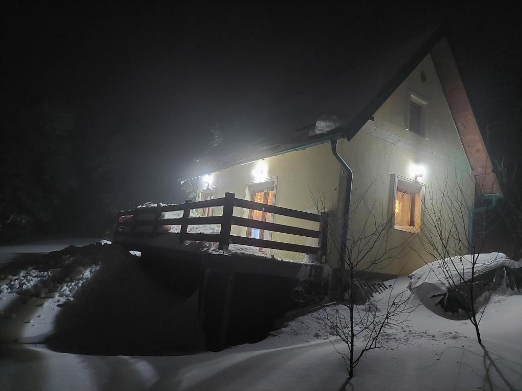Stašina vikendica Divčibare durante l'inverno