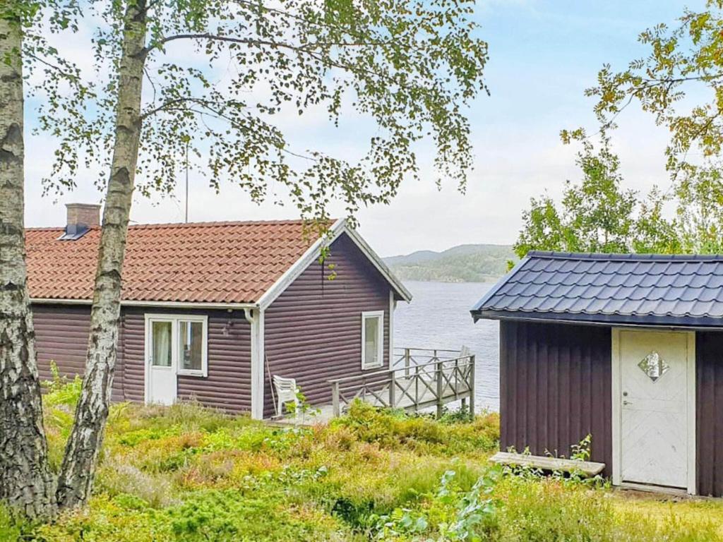 HenånにあるHoliday home HENÅN VIIの水の家屋