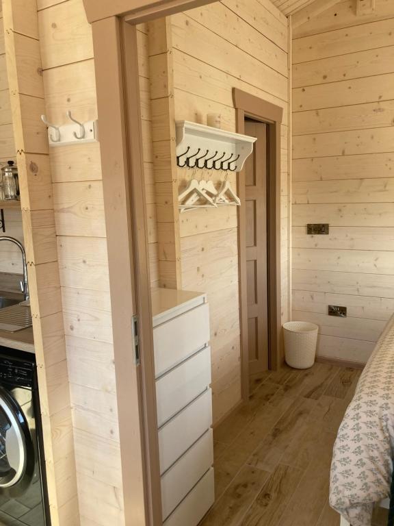 eine kleine Küche in einem winzigen Haus in der Unterkunft Dolmen Lodge. in Donegal