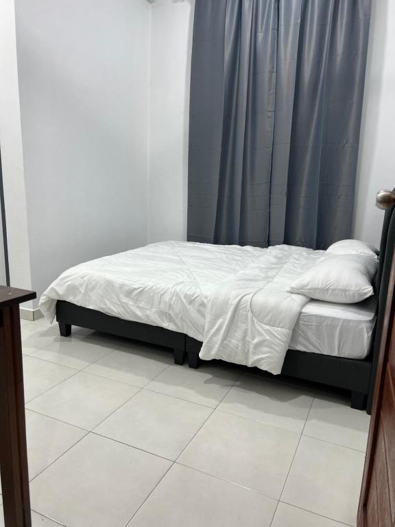un letto in una stanza con tenda di Aaira Guest House Melaka a Malacca