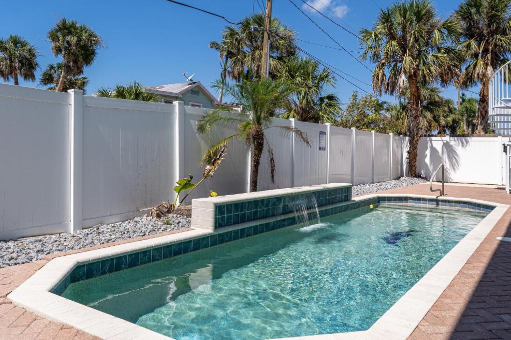 Πισίνα στο ή κοντά στο 167 Delmar Avenue - Beautiful Private Pool Home on North end of the island home