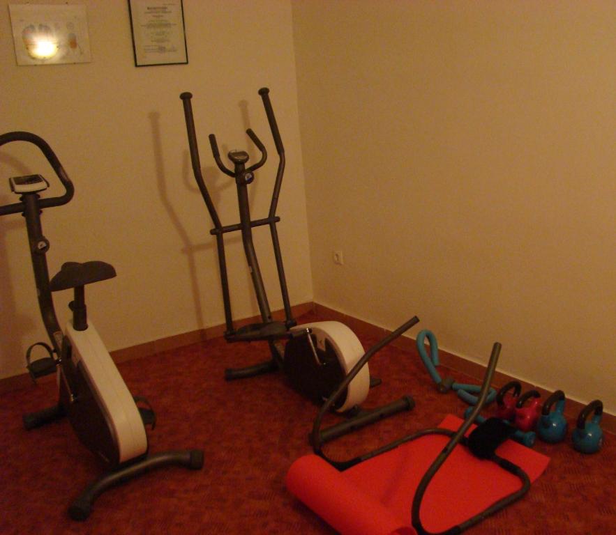 The fitness centre and/or fitness facilities at Emanapartmanok Sárvár