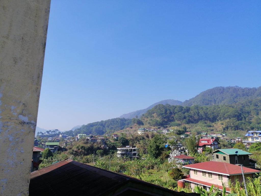 Vistas a una ciudad con montañas en el fondo en Inn Maugay Bed and Bath, en Sagada