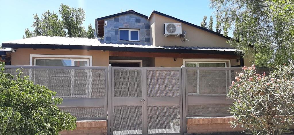 una casa detrás de una valla con una puerta en Munzsant en Catriel