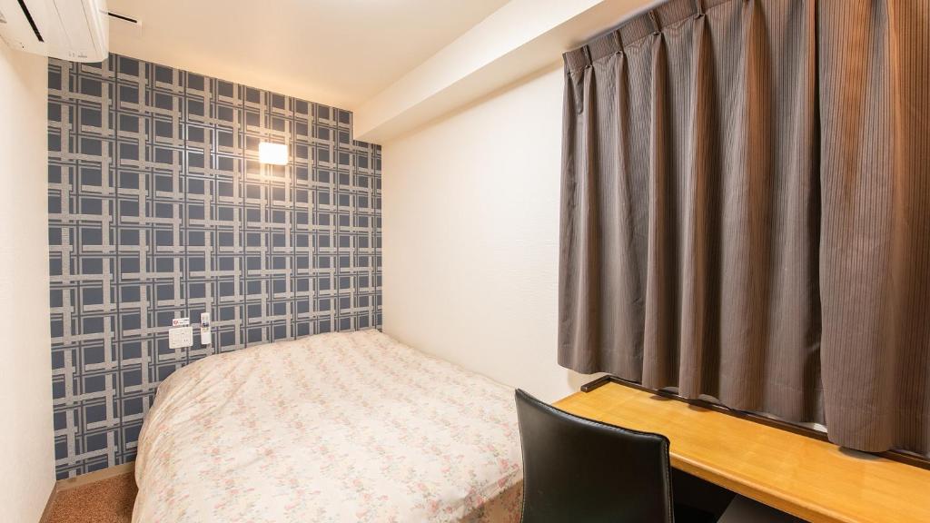 Postel nebo postele na pokoji v ubytování Yokohama Town Hotel