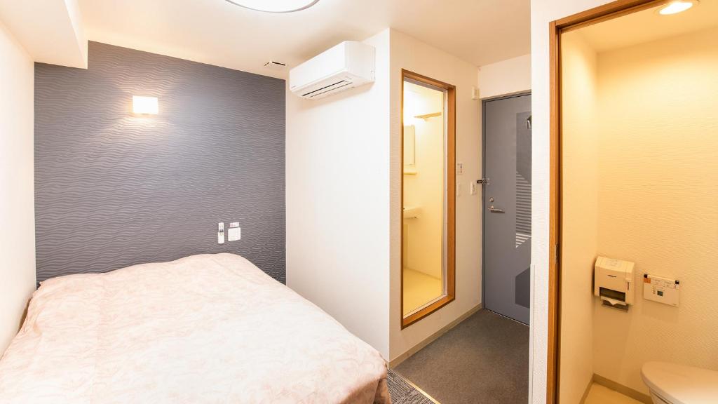 Postel nebo postele na pokoji v ubytování Yokohama Town Hotel
