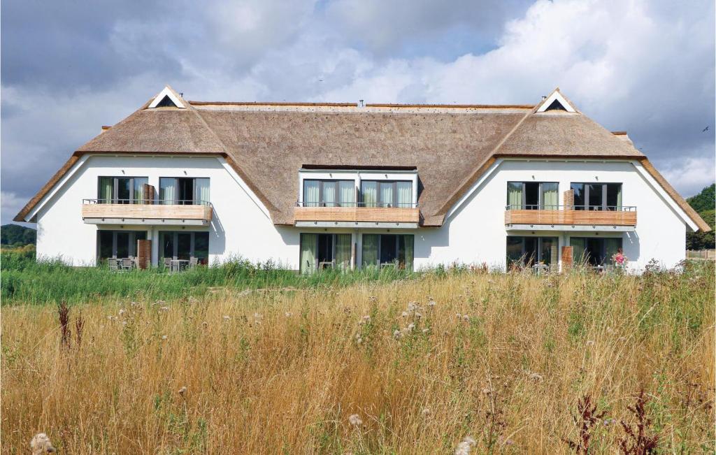 una casa en lo alto de un campo de hierba alta en Fewo 20 Putbus-rgen, en Wreechen