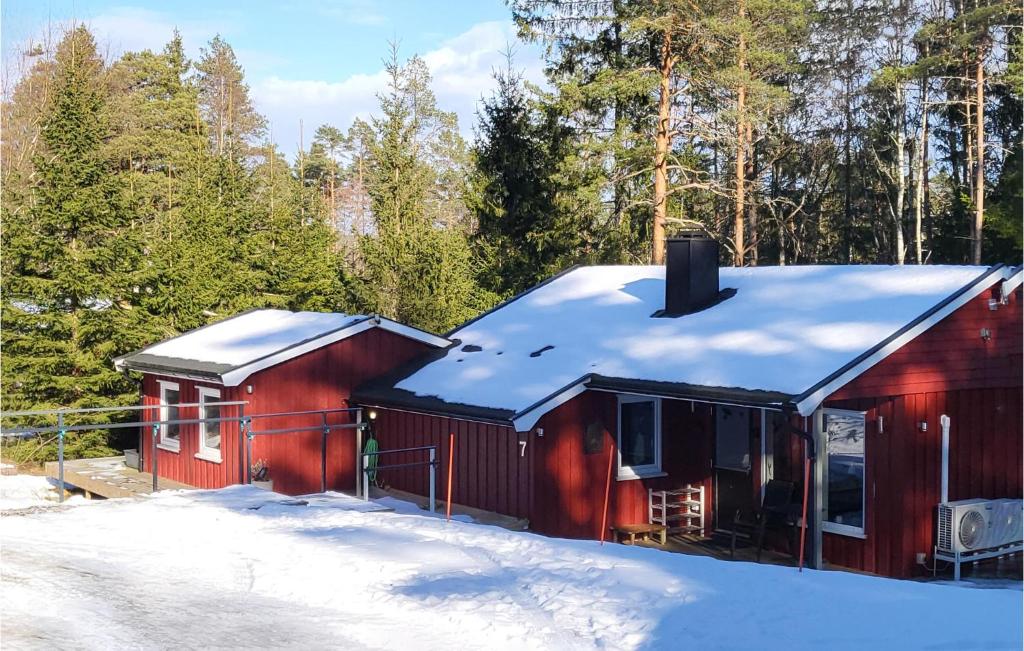 une cabine rouge avec de la neige sur le toit dans l'établissement Stunning Home In Rde With Kitchen, à Råde