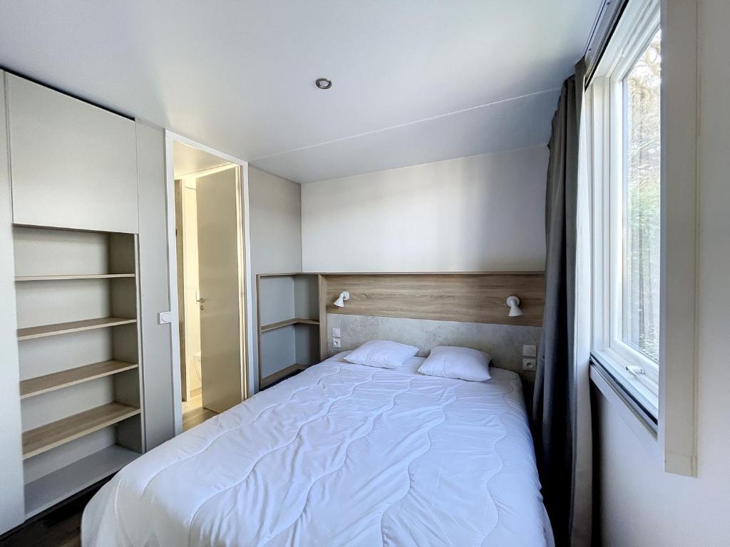 Posteľ alebo postele v izbe v ubytovaní Mobil-home tout confort 6 pers, 3 ch, 2 sdb, piscine, à 200m de la plage, plein cœur de Jullouville - FR-1-361A-55