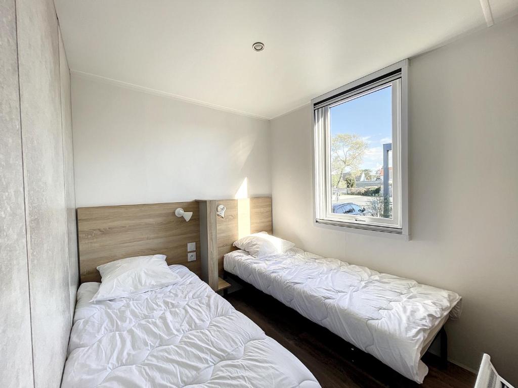 Posteľ alebo postele v izbe v ubytovaní Mobil-home tout confort 6 pers, 3 ch, 2 sdb, piscine, à 200m de la plage, plein cœur de Jullouville - FR-1-361A-55