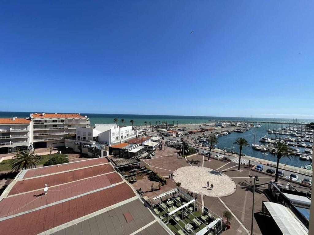 widok na miasto z portem i ocean w obiekcie Saint-Cyprien : T2 cabine, climatisé, 6 pers, animaux admis, parking sécurisé - FR-1-106-78 w mieście Saint-Cyprien