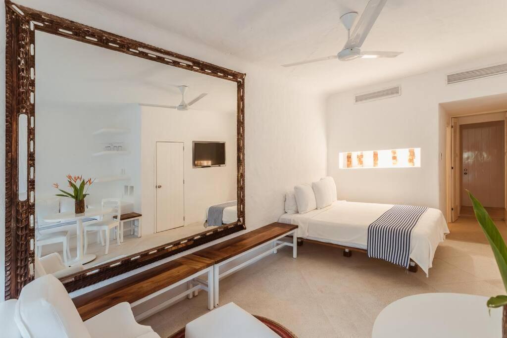 - une chambre avec un grand miroir et un lit dans l'établissement Loft - 1 bedroom in El Careyes Club, à Careyes