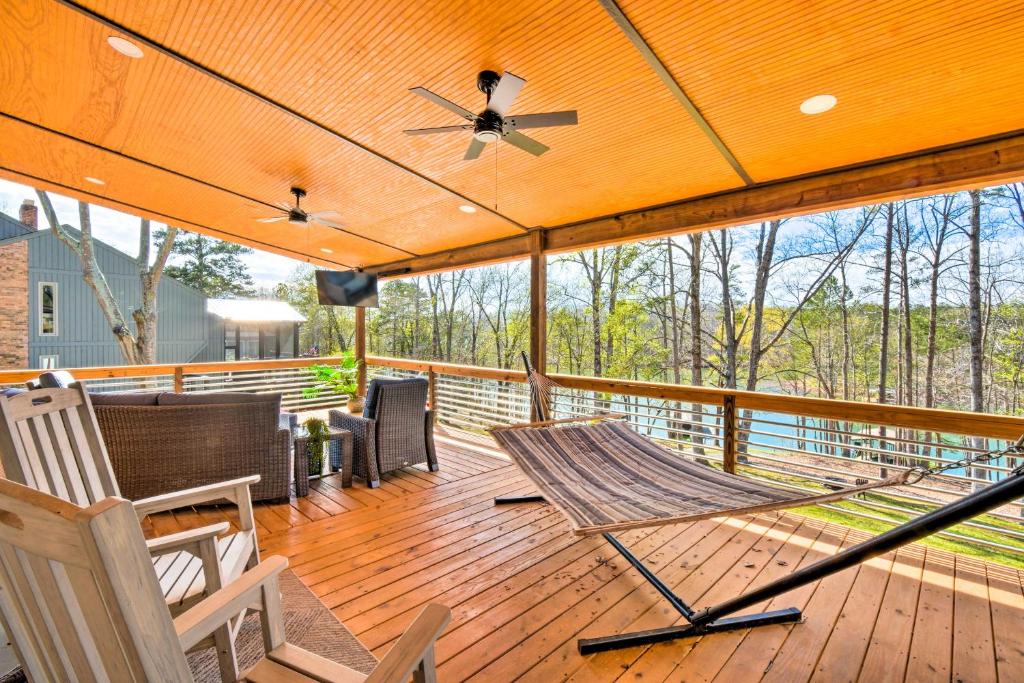 una hamaca en la terraza de una casa en Townville Lake House with Private Dock, Kayaks!, en Fair Play