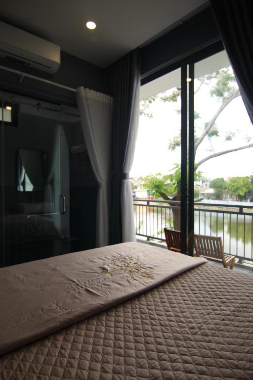 1 dormitorio con 1 cama y vistas a un balcón en Dory Homestay en Hue