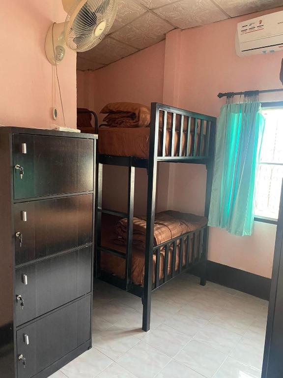 Postel nebo postele na pokoji v ubytování Paifah Hostel