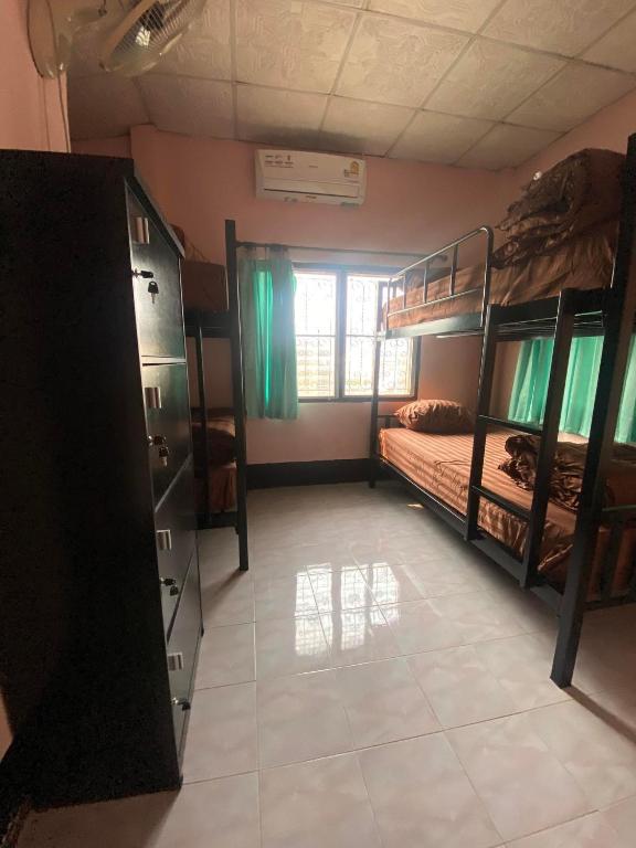 Postel nebo postele na pokoji v ubytování Paifah Hostel