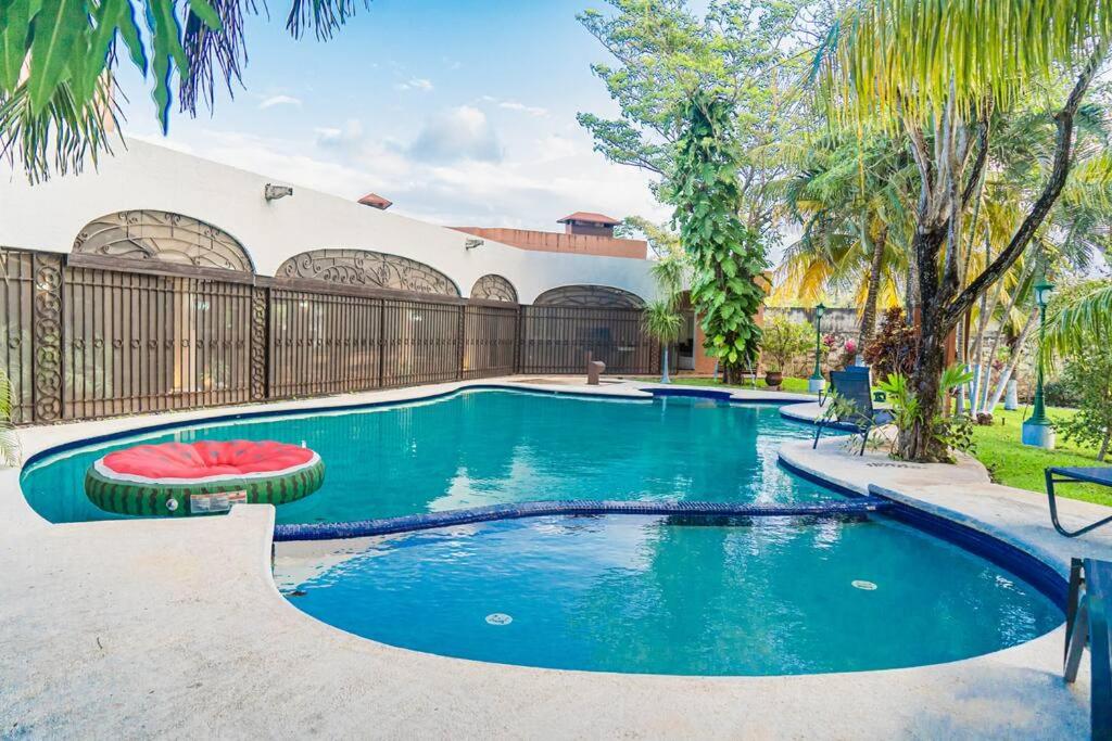 una piscina nel cortile di una casa di Villa Lorens, Astonishing Luxury Villa 10 min. from CUN Airport! a Cancún