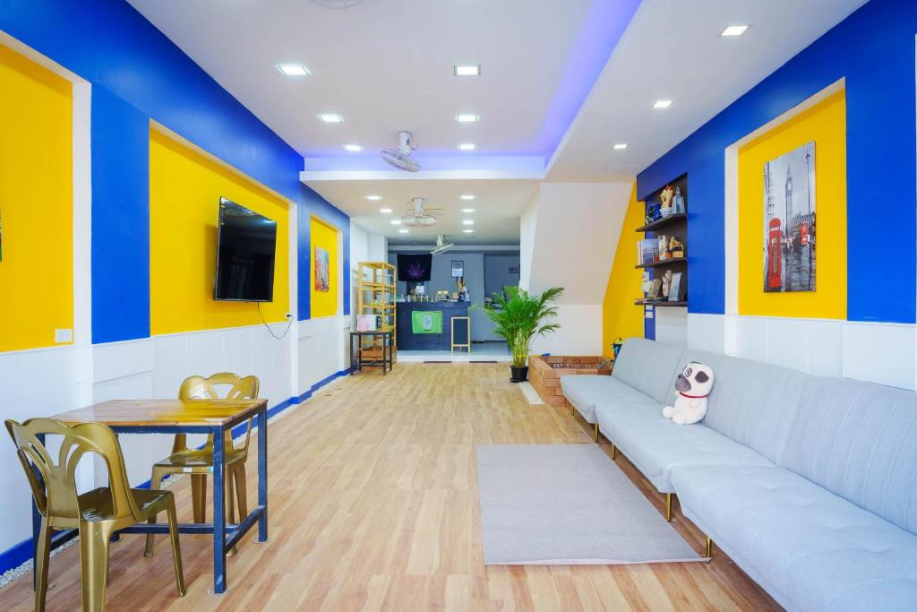 sala de estar con sofá y mesa en Lamoon Hostel en Hat Yai