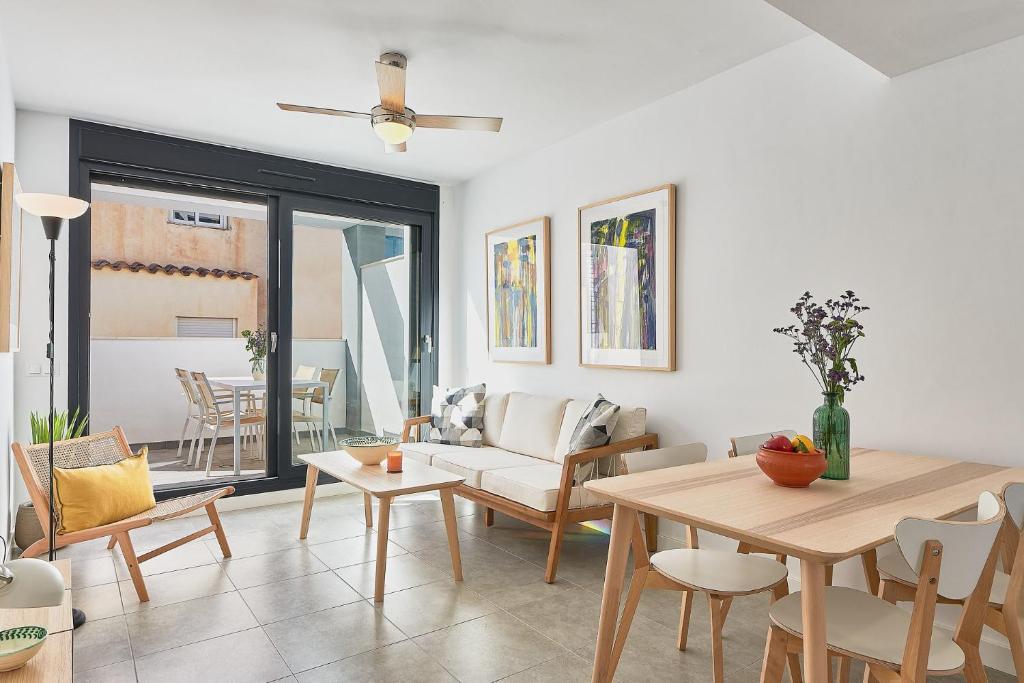 Posedenie v ubytovaní Jabega Beach Apartment in Malaga by Solaga Holiday Homes