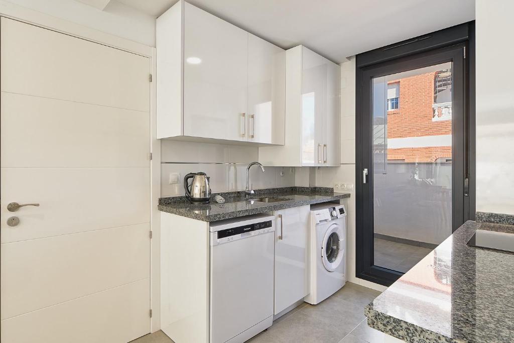 Kuchyňa alebo kuchynka v ubytovaní Jabega Beach Apartment in Malaga by Solaga Holiday Homes