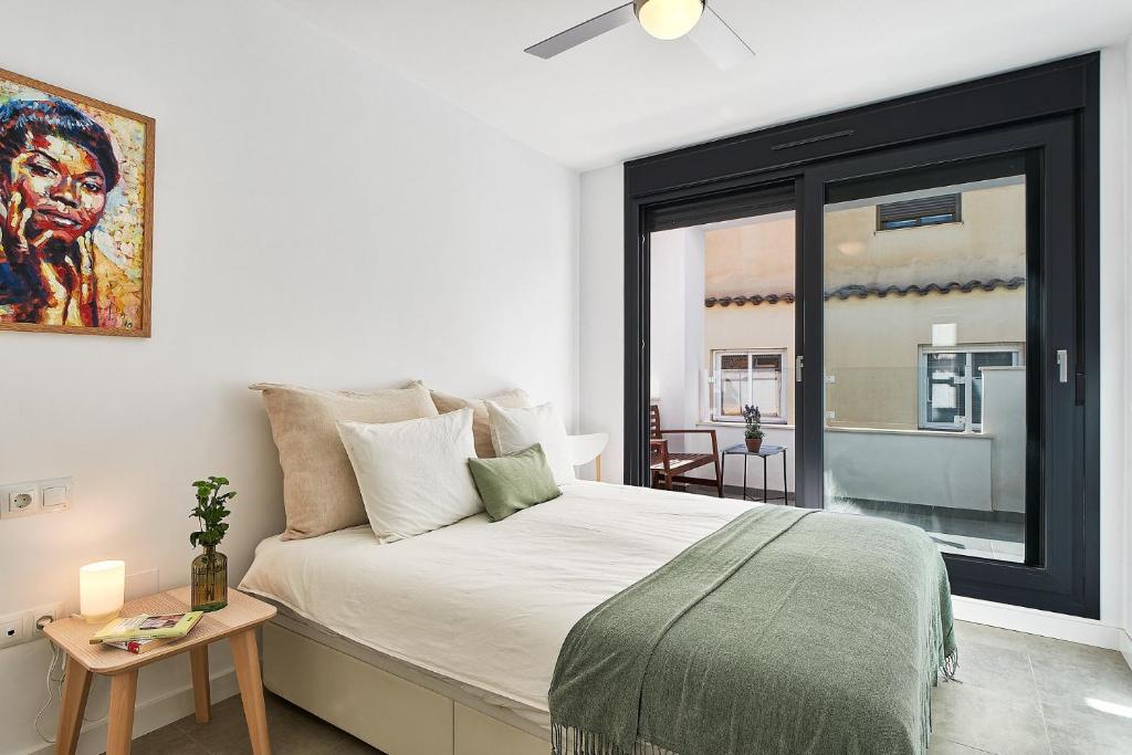 Posteľ alebo postele v izbe v ubytovaní Jabega Beach Apartment in Malaga by Solaga Holiday Homes