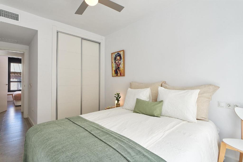 Posteľ alebo postele v izbe v ubytovaní Jabega Beach Apartment in Malaga by Solaga Holiday Homes