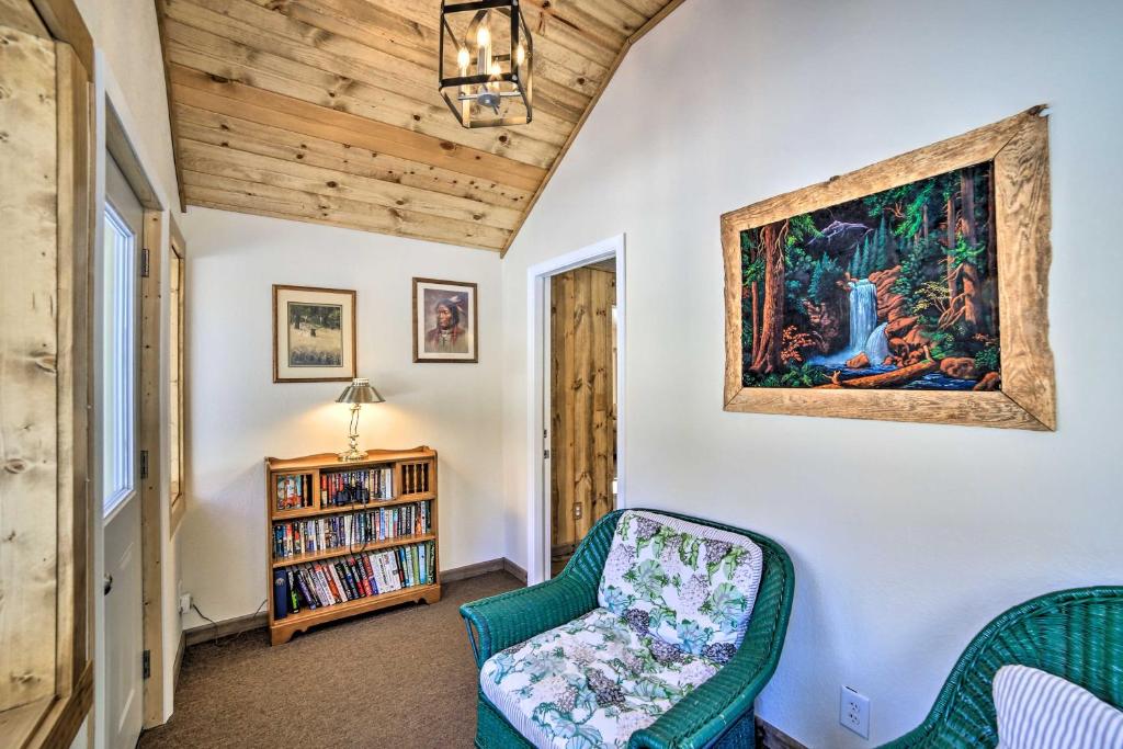un salon avec une chaise et un tableau mural dans l'établissement Peaceful Marquette Cottage with Sunroom!, à Marquette