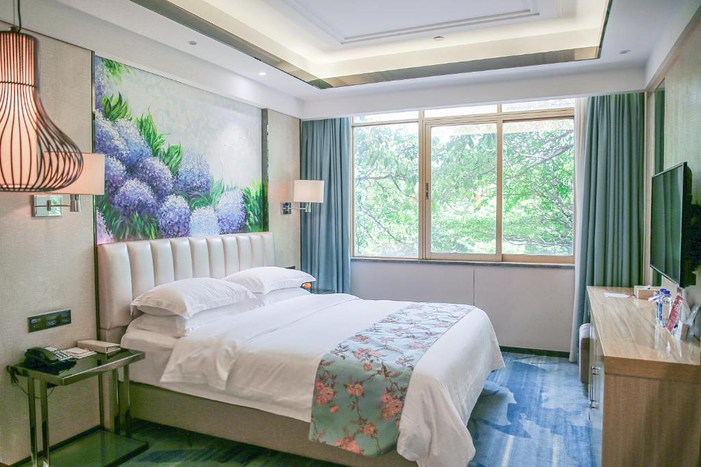 Postel nebo postele na pokoji v ubytování Ramada Shenzhen Baoan