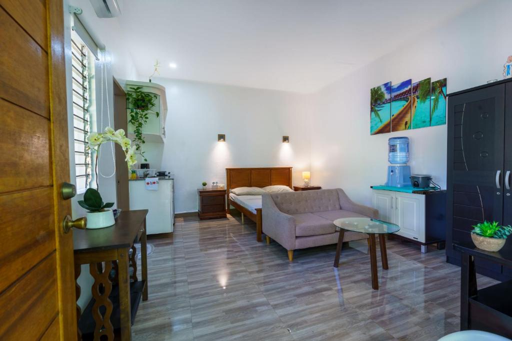 salon z kanapą i łóżkiem w obiekcie Modern studio, by the ocean, 50Mbps WiFi w Panglao City