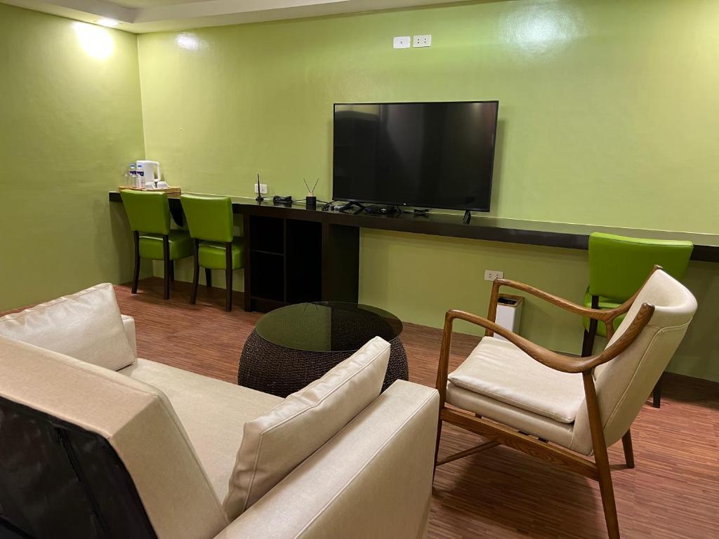 TV a/nebo společenská místnost v ubytování Damara Hotel at Ciudad Elmina