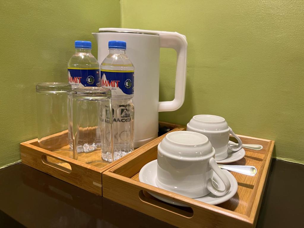 Příslušenství pro přípravu čaje a kávy v ubytování Damara Hotel at Ciudad Elmina