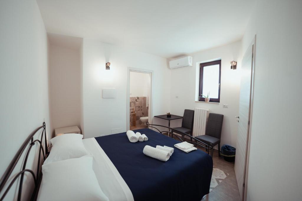 ein Schlafzimmer mit 2 Betten und ein Wohnzimmer in der Unterkunft Villino Tortorelli con Self Check-in in Matera