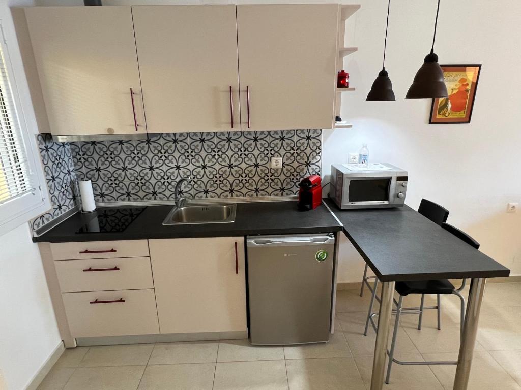 A kitchen or kitchenette at Seafront studio - Akti Elia