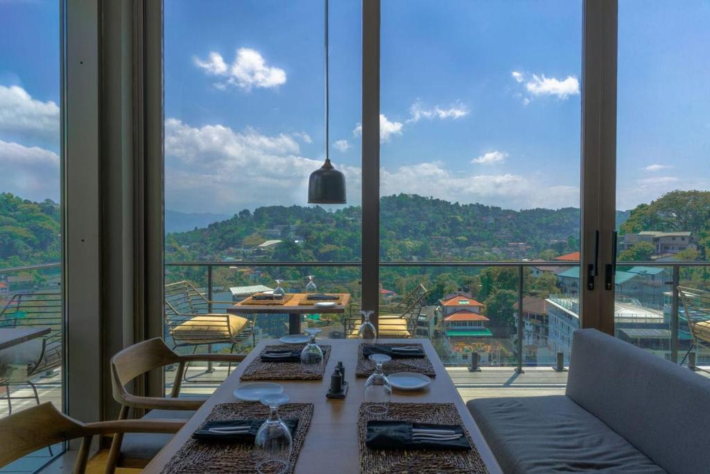 Nespecifikovaný výhled na hory nebo výhled na hory při pohledu z hotelu
