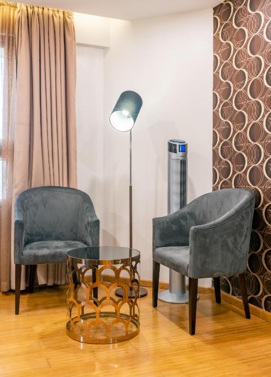 Posezení v ubytování The Ole-Ken Hotel