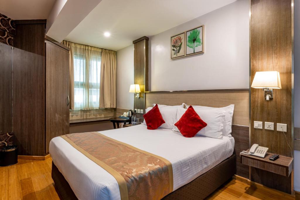 Postel nebo postele na pokoji v ubytování The Ole-Ken Hotel