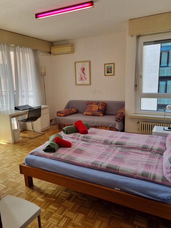 Postel nebo postele na pokoji v ubytování Suite Apartments USI LUGANO CITY CENTER