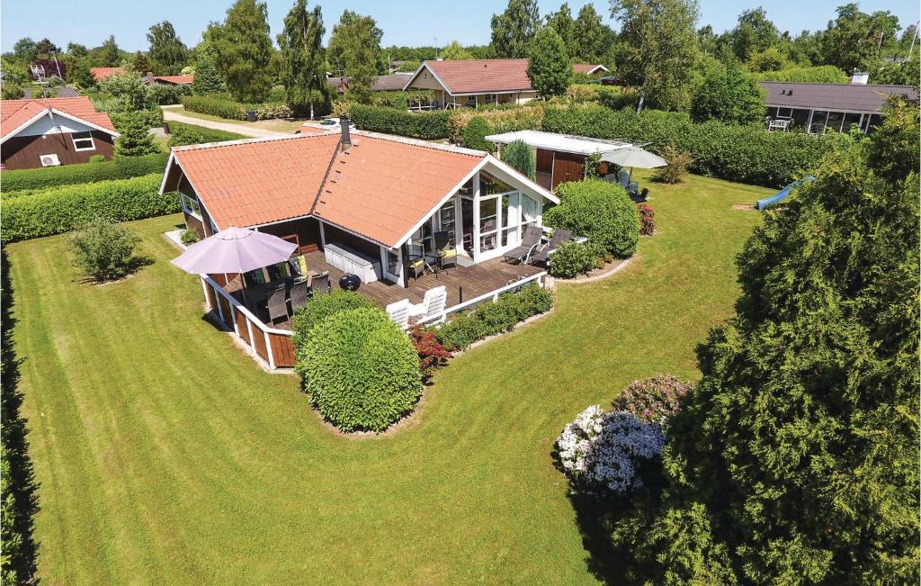 eine Luftansicht eines Hauses mit einem großen Hof in der Unterkunft Cozy Home In Sydals With Kitchen in Skovby