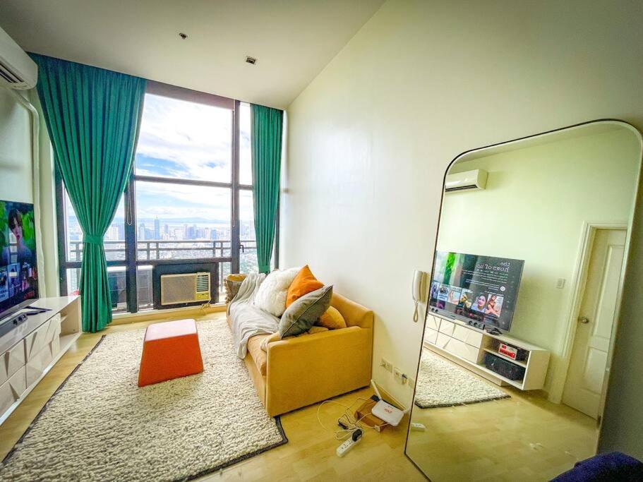 Spacious 1BR Penthouse in Makati City (up to 6pax)