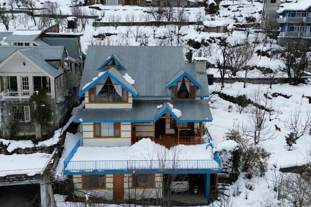 een luchtzicht op een huis bedekt met sneeuw bij StayVista at Jodhpur House - 3 BR Pet friendly Villa amidst Apple, Pear and Cherry Orchards in Manali in Manāli