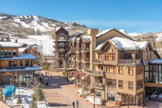 duży budynek z śniegiem na górze w obiekcie Luxury Ski In, Ski Out 1 Bedroom Colorado Resort Vacation Rental In The Heart Of Snowmass Base Village w Aspen