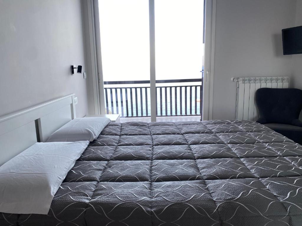 Łóżko lub łóżka w pokoju w obiekcie Blue Marine Taormina