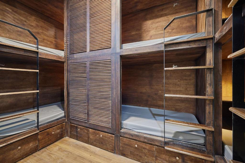 Postel nebo postele na pokoji v ubytování The Garden Capsule Hotel