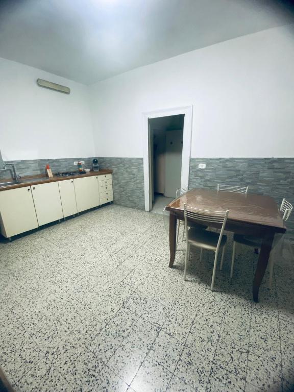 Kuchyňa alebo kuchynka v ubytovaní Nel cuore Di Napoli