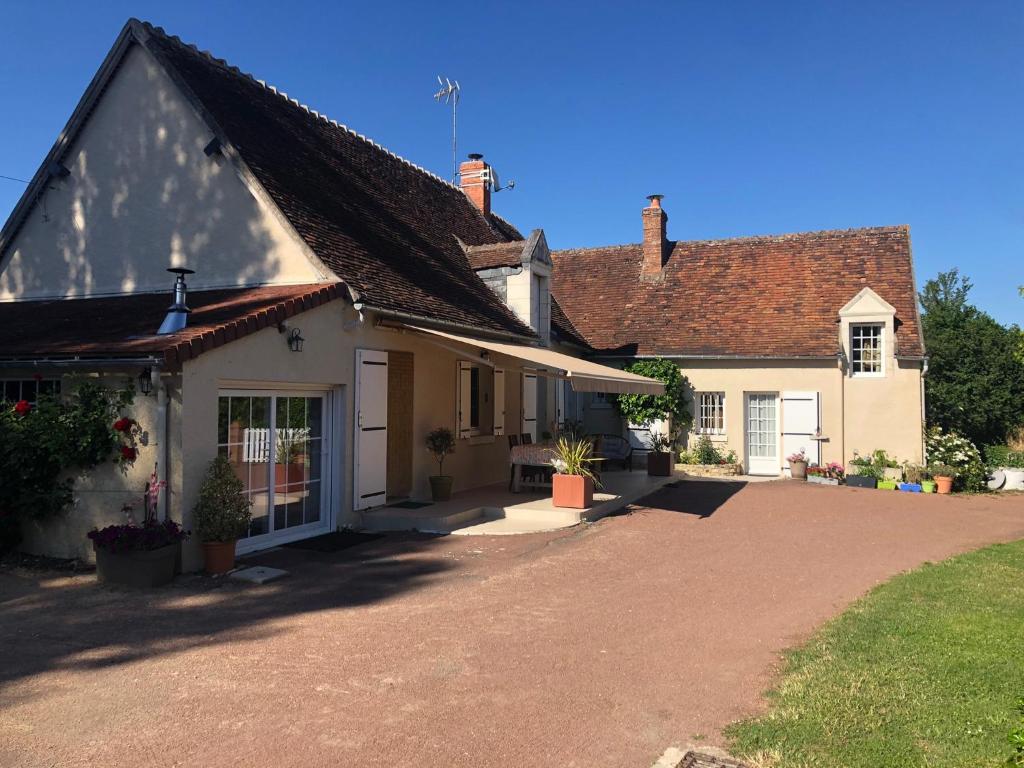 a house with a driveway in front of it at Maison d Hôtes La Petite Jucherie in Saint-Hippolyte