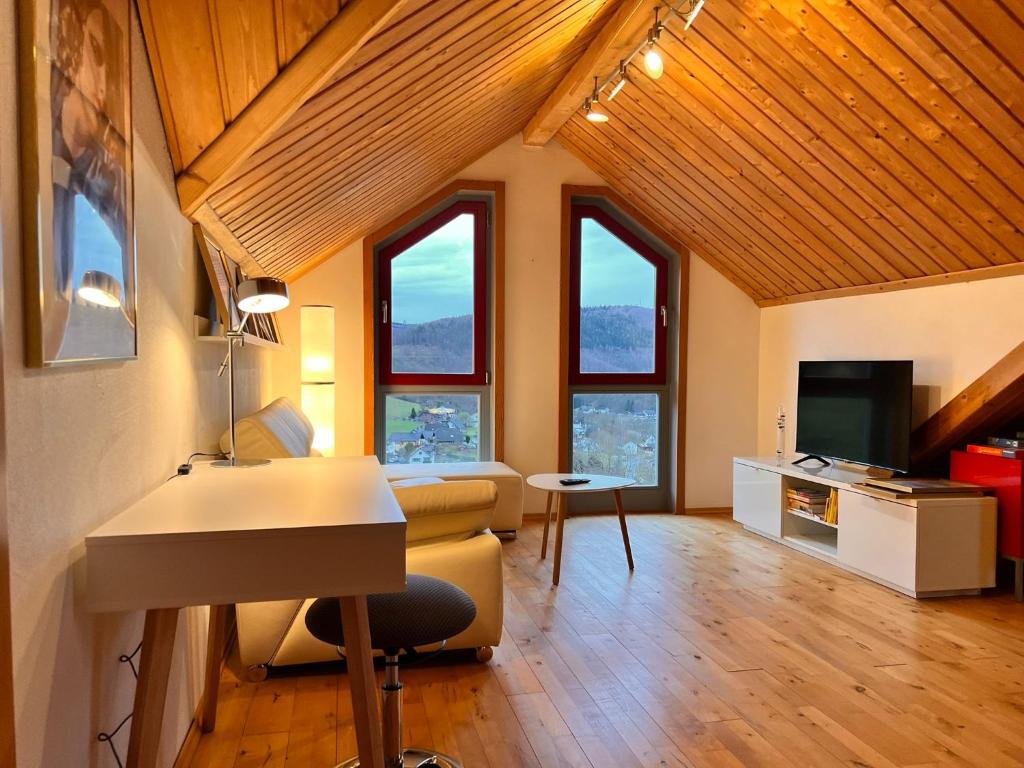 TV a/nebo společenská místnost v ubytování Eifel-Ferienhaus Lavendel