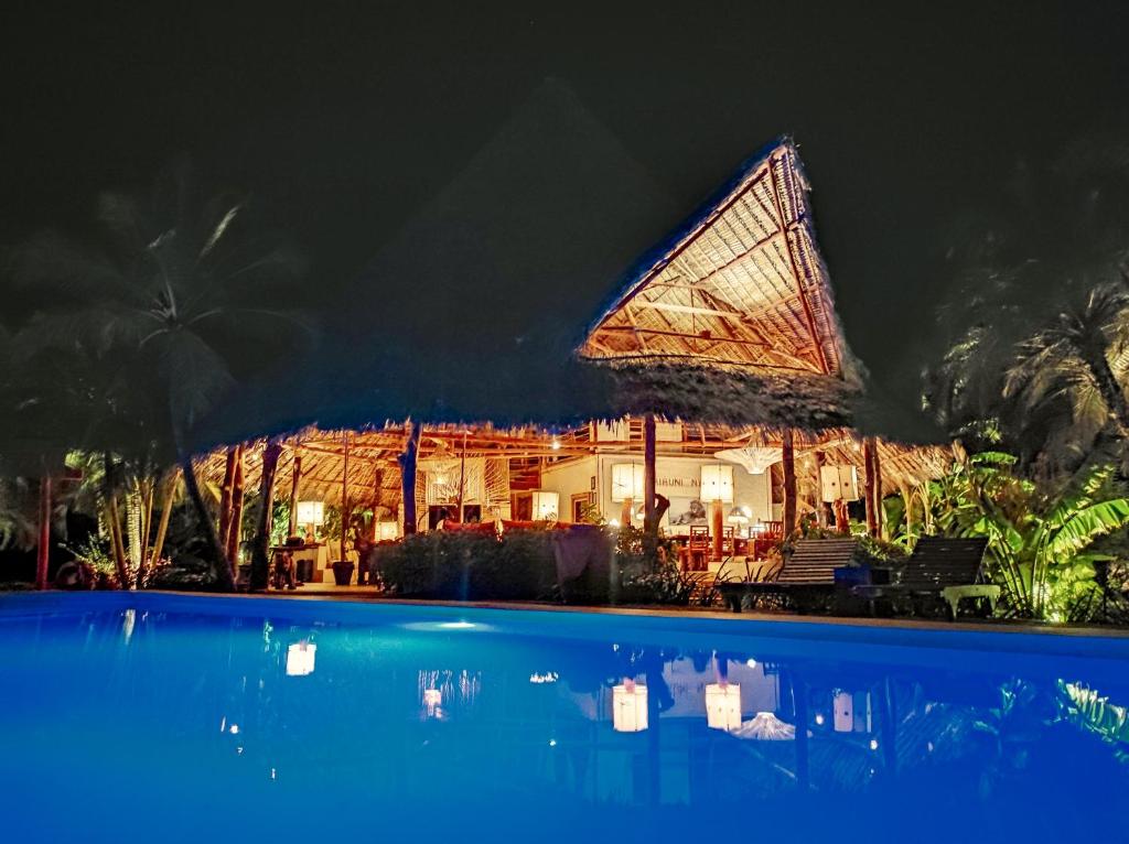 um resort com piscina à noite em Lions' Luxury Eco Resort & Spa em Melinde