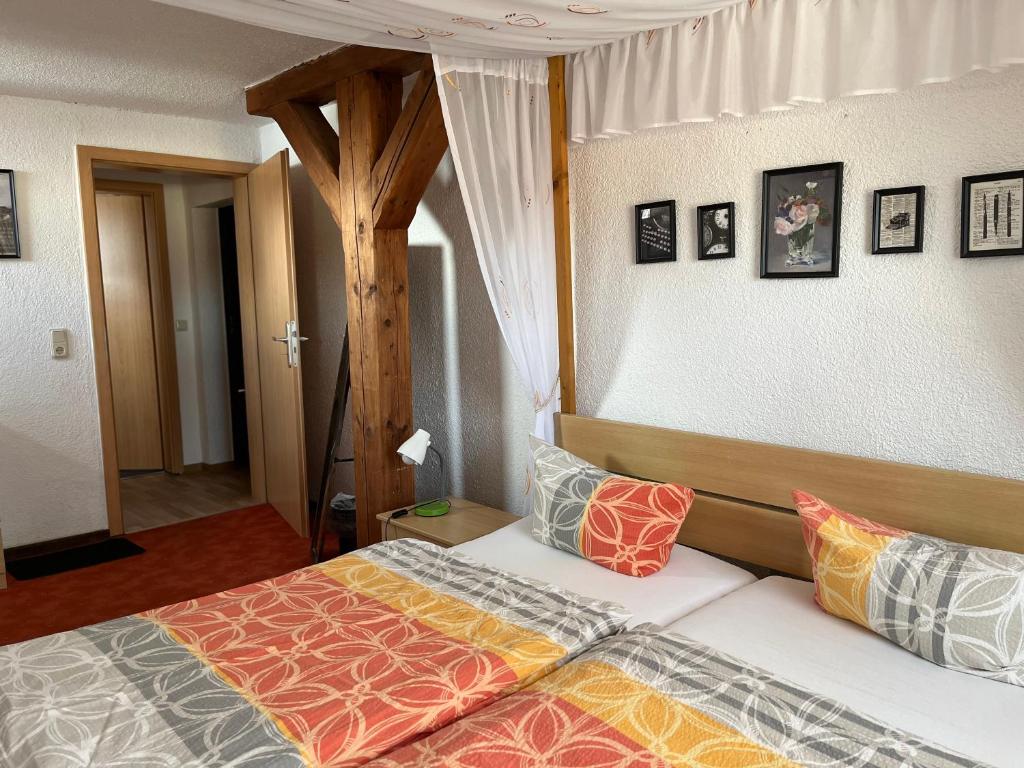 ein Schlafzimmer mit einem Bett mit bunten Kissen darauf in der Unterkunft Alte Druckerei in Quedlinburg