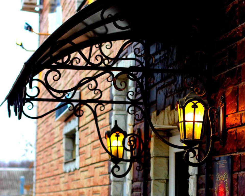 une paire de lumières attachées à un bâtiment en briques dans l'établissement Briz Hotel, à Riazan