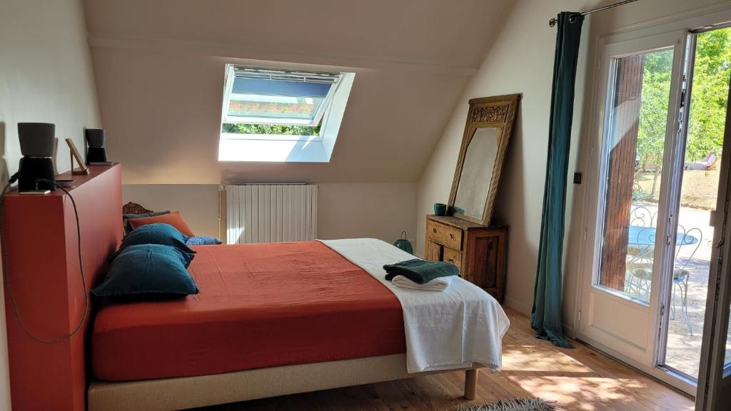 1 dormitorio con cama y ventana en Agape Bed et Bien-être, 